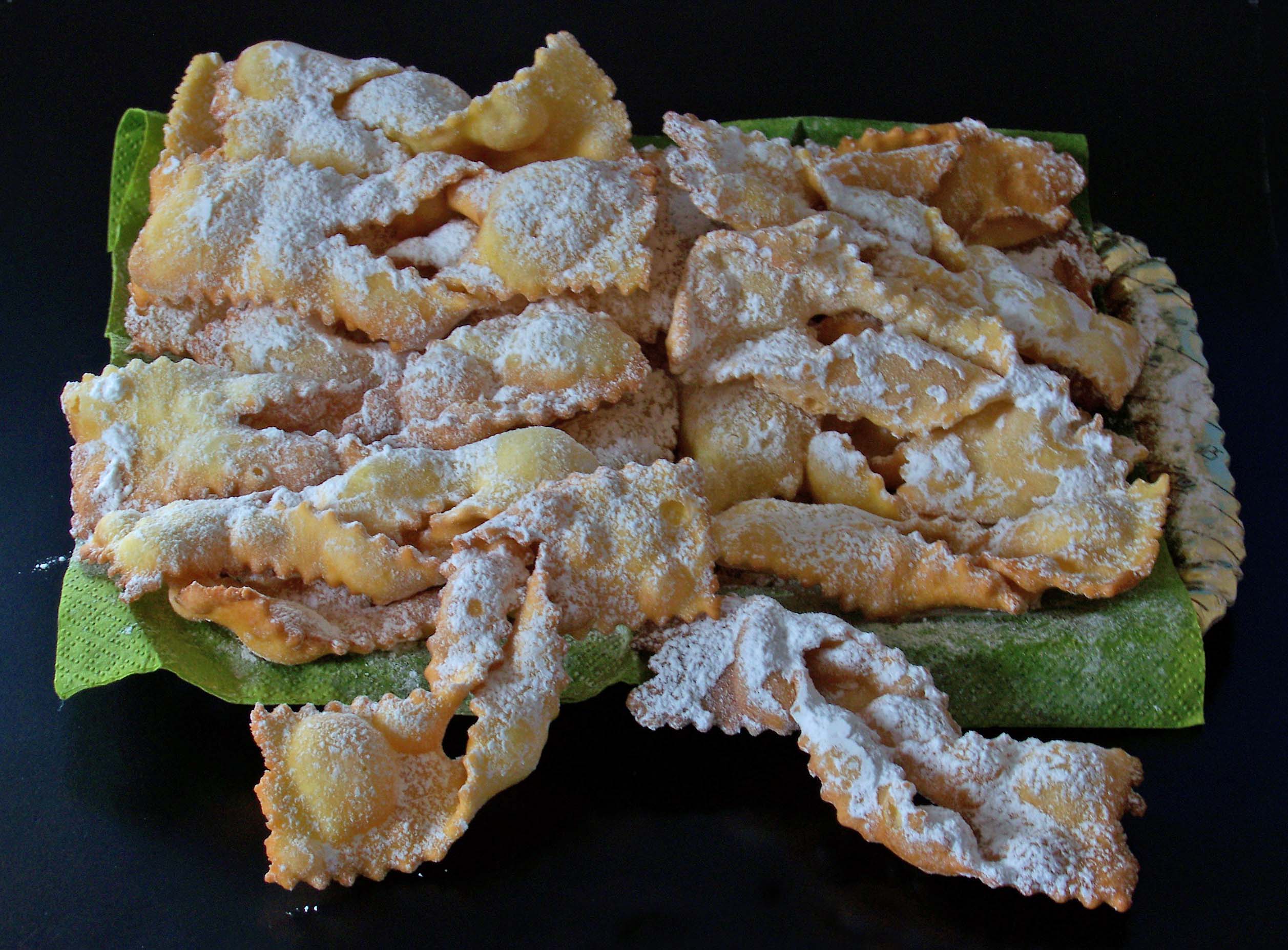 crostoli veneziani dolce veneziano cosa fare in veneto cosa fare a venezia food veneto food venezia mangiare in veneto mangiare a venezia carnevale di venezia eleonora garzia crostoli frittelle frittole zeppole tradizione veneta cibo veneto cooking lele penna al dente