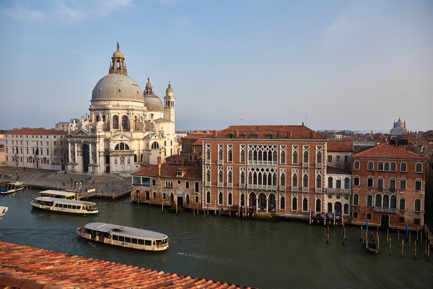 volare lorenzo quinn a venezia magazine veneto eventi venezia arte veneto cosa fare in veneto cosa fare a venezia contini arte bugno galleria d'arte a venezia opere d'arte veneziane lorenzo quinn arte support venezia ilaria rebecchi intervista lorenzo quinn