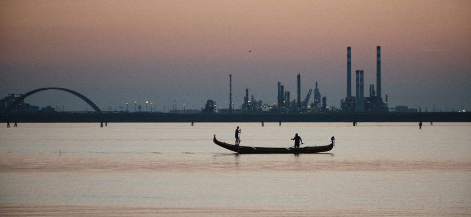 il pianeta in mare di andrea segre documentarioregista padovano lido di venezia magazine veneto news venezia cosa fare a venezia eventi in veneto cinema venezia mostra del cinema di venezia 76 venezia76 film veneti film veneto regista veneti al lido di venezia ilaria rebecchi